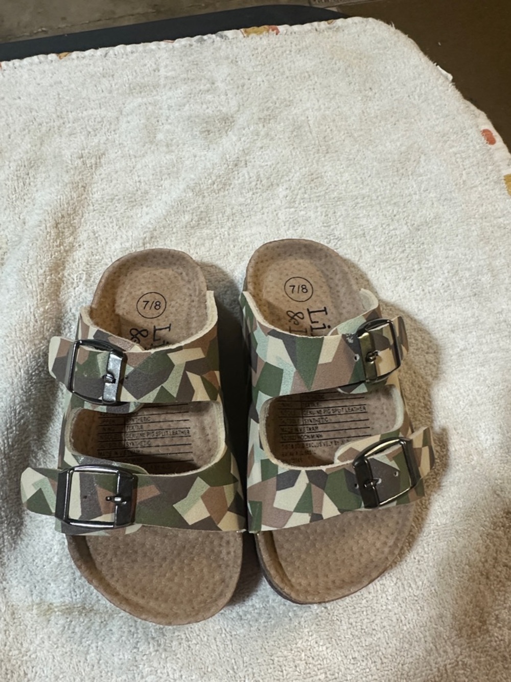 Kids Double-Buckle Camouflage Sandals in Green - Size 7/8
